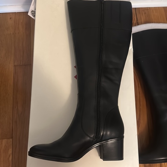 Women’s 4.5M Naturalizer wide calf Harbor boot. Shaft is 14 in. Beautiful boots! - Picture 8 of 8